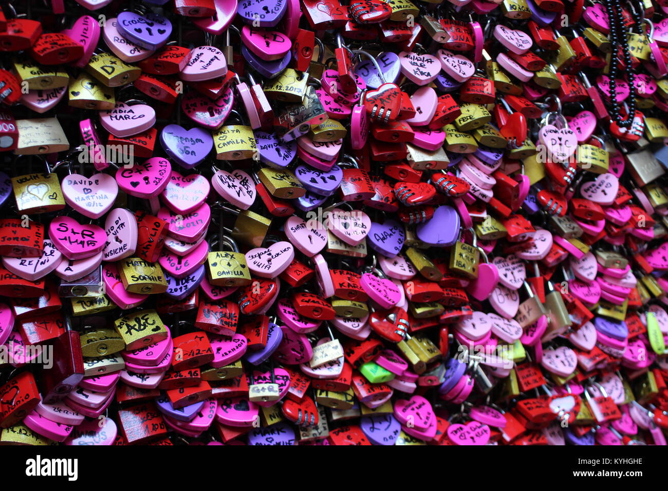 Parete di lucchetti in Romeo e Giulietta in casa Verona (Italia Foto stock  - Alamy