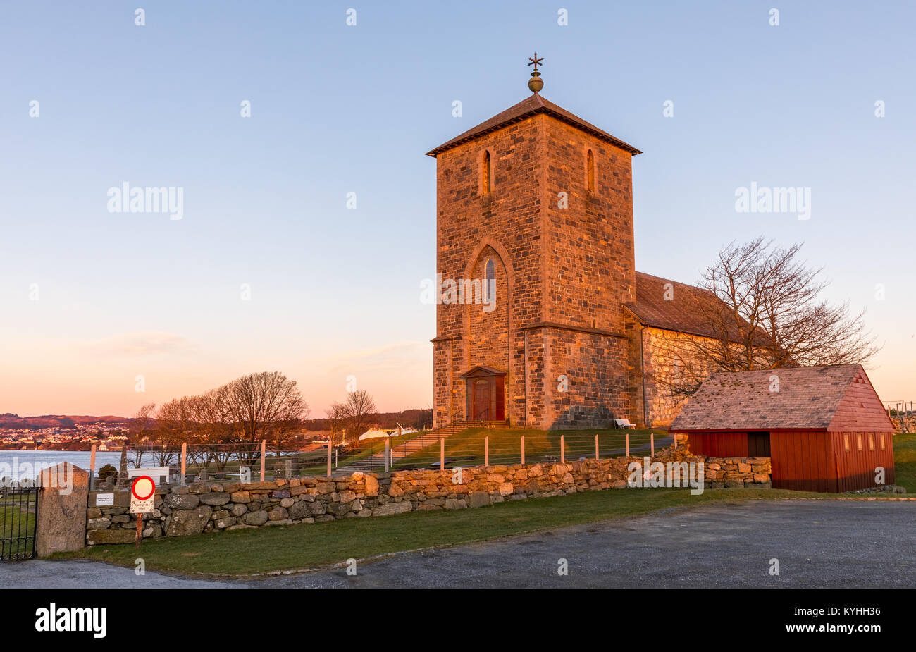 La medievale chiesa di pietra a Avaldsnes, sull'Isola di Karmoy, Norvegia, l'immagine verticale dell'entrata anteriore e scale Foto Stock