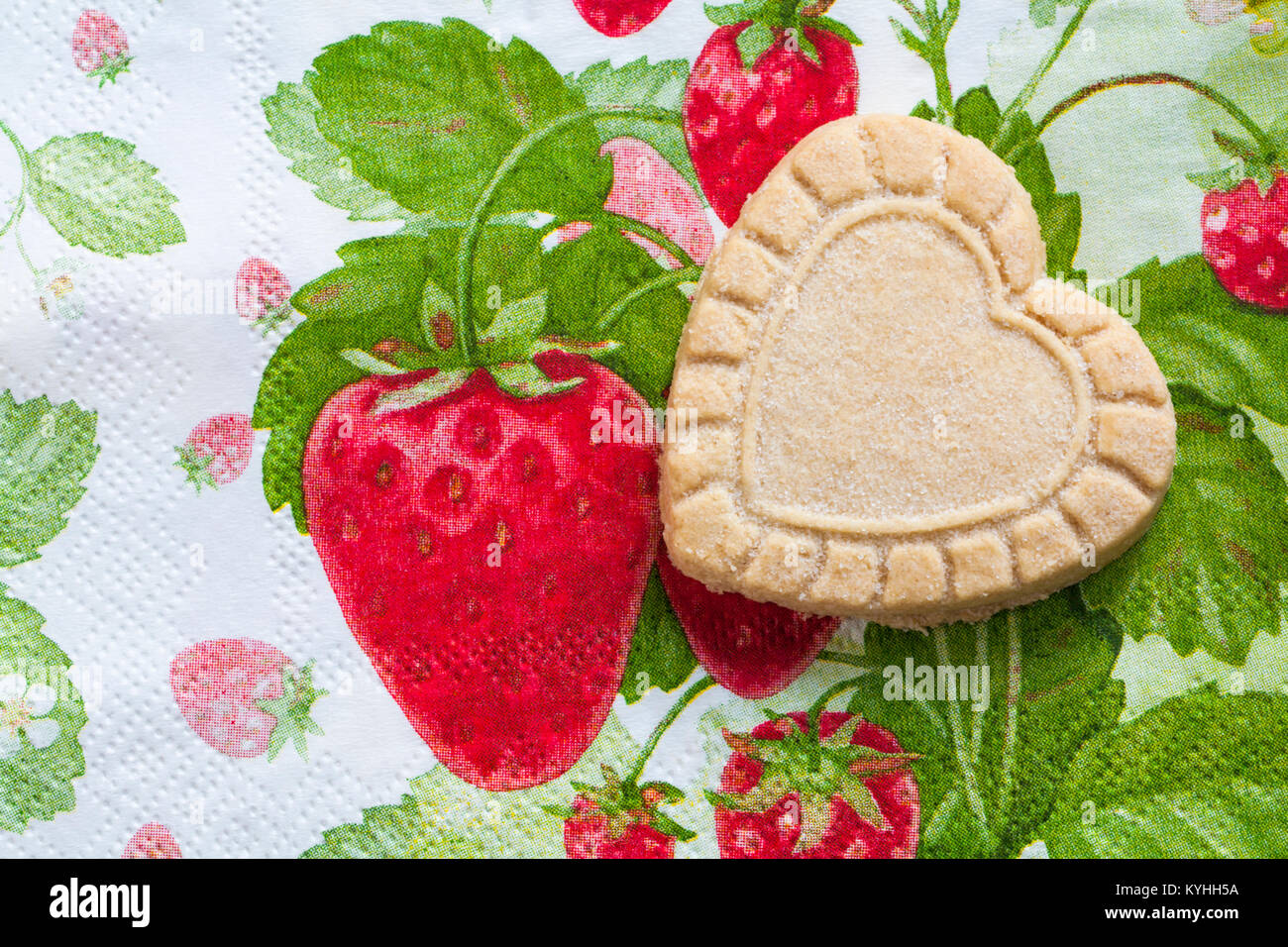 Tesco tutto il burro Pastafrolla scozzese assortimento - a forma di cuore biscotto frollino d'estate fragola tovagliolo tovagliolo Foto Stock