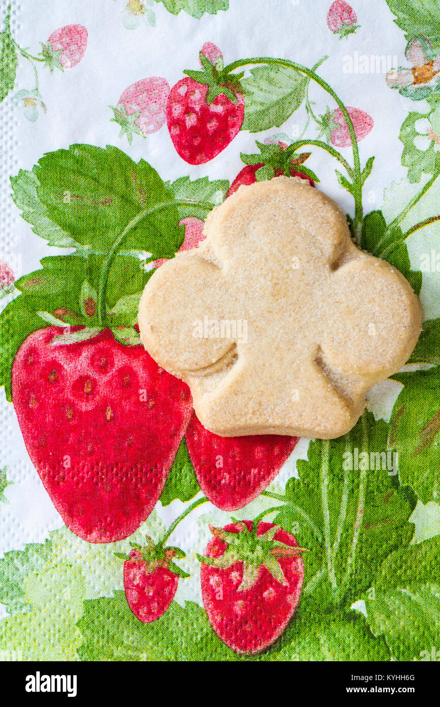Tesco tutto il burro Pastafrolla scozzese assortimento - a forma di club biscotto frollino d'estate fragola tovagliolo tovagliolo Foto Stock
