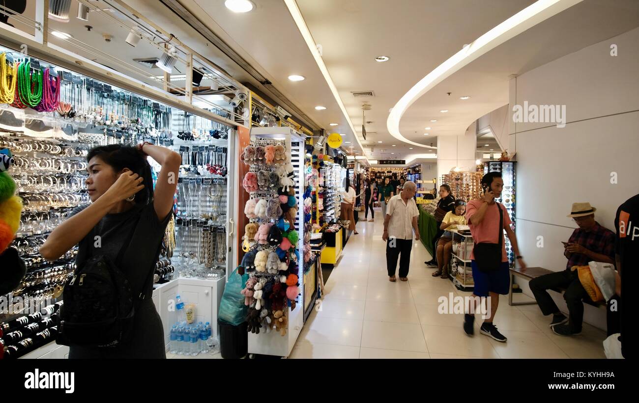 Platinum Fashion Mall all'ingrosso di capi di abbigliamento di moda e  accessori Phetchaburi Road di Bangkok in Thailandia Foto stock - Alamy