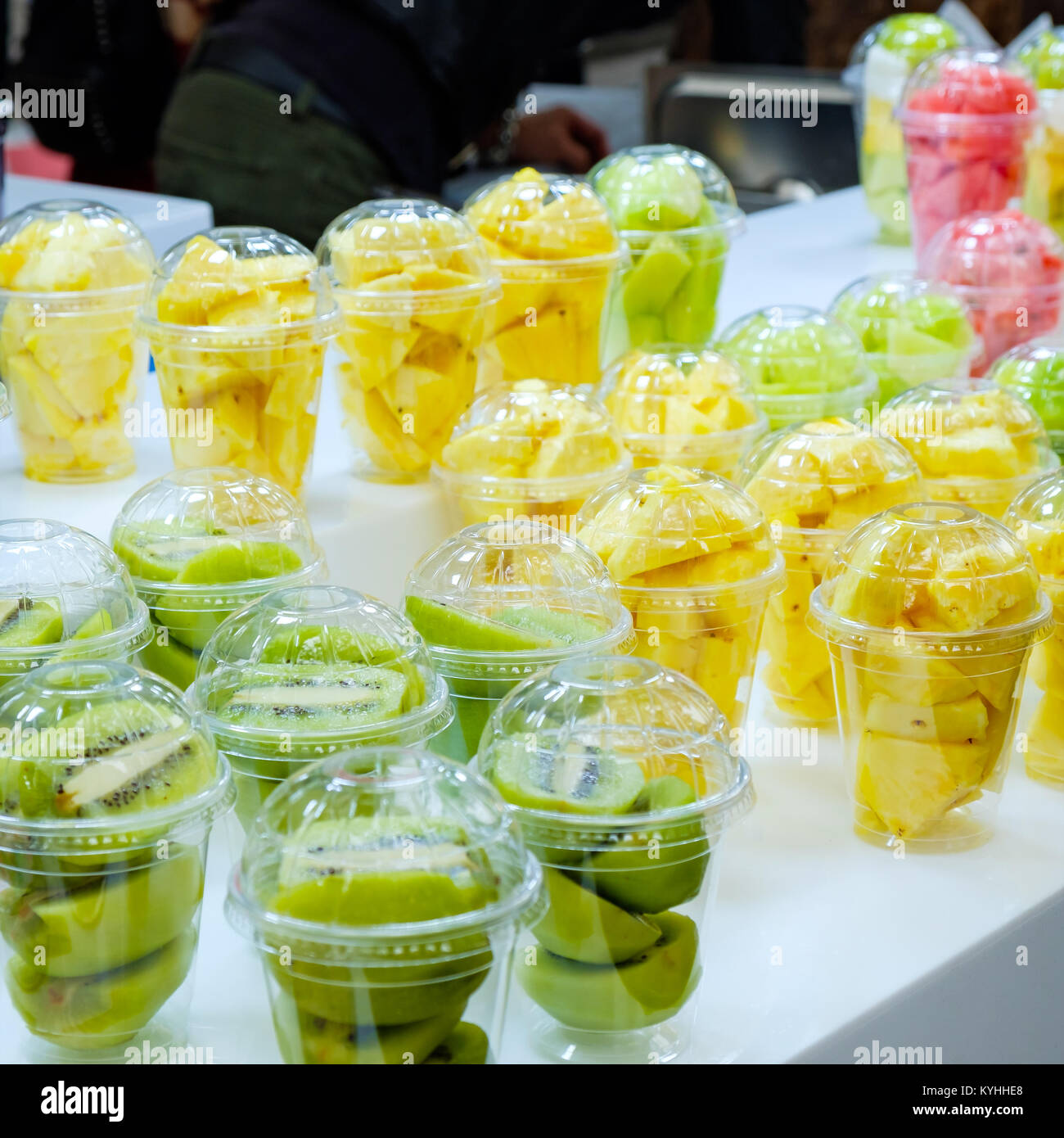 Insalata di frutta fresca in bicchieri di plastica (Coreano street food) Foto Stock