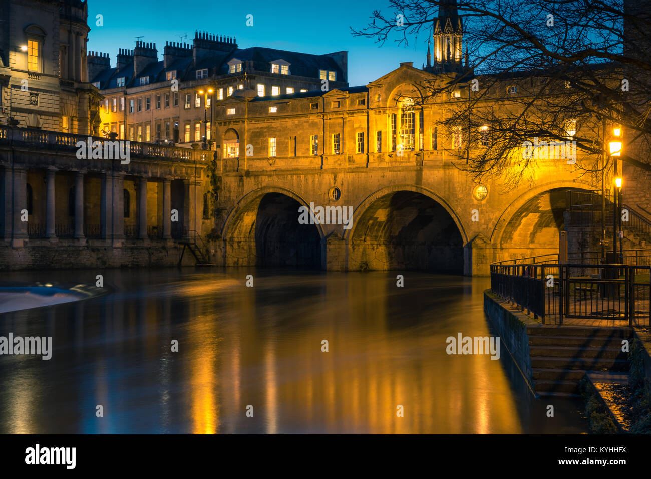 Pulteney Bridge e il fiume Avon, bagno, Somerset, Regno Unito Foto Stock