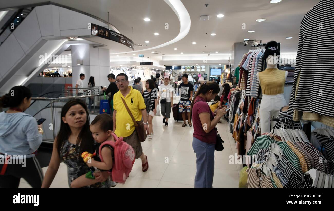 Platinum Fashion Mall all'ingrosso di capi di abbigliamento di moda e  accessori Phetchaburi Road di Bangkok in Thailandia Foto stock - Alamy