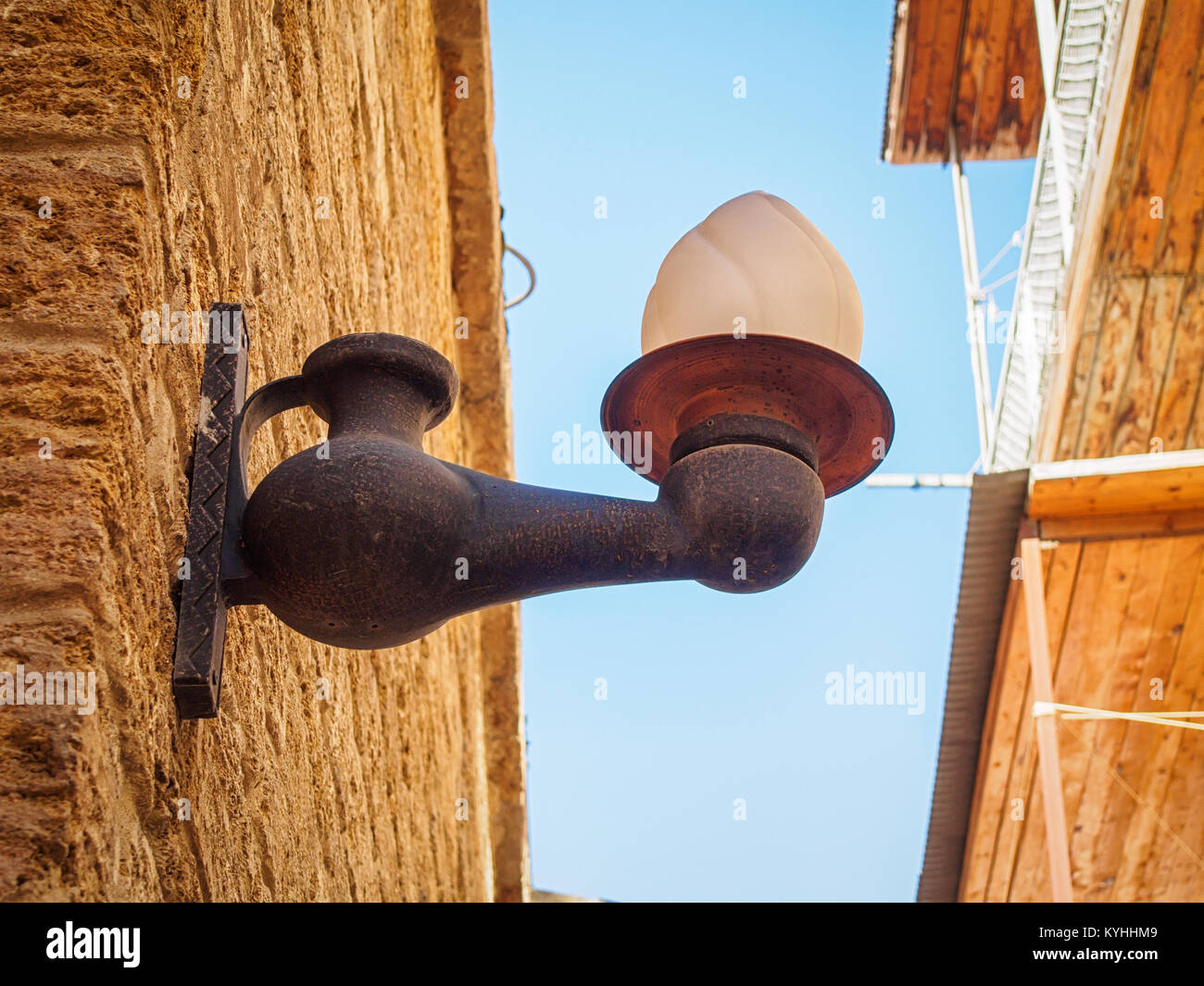 Lo stile orientale in bronzo lampada di strada a Baku old town Foto Stock