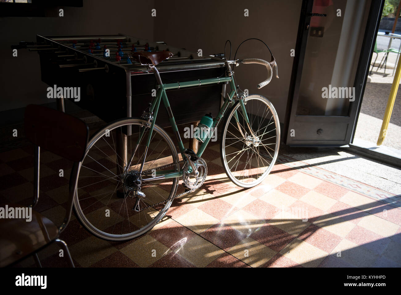Vintage bicicletta Bianchi in L'Eroica cafe, Gaiole in  Chianti,Toscana,Italia Foto stock - Alamy