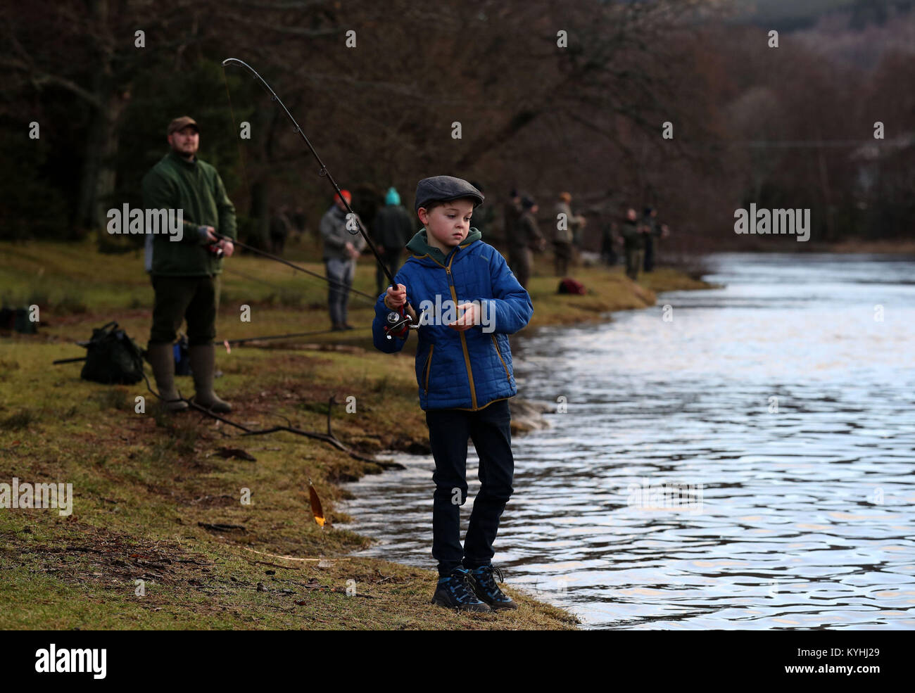 Giovane pescatore Sam Harrison getta sulla banca del fiume Tay a Kenmore per il giorno di apertura del salmone stagione di pesca sul fiume in Perthshire. Foto Stock