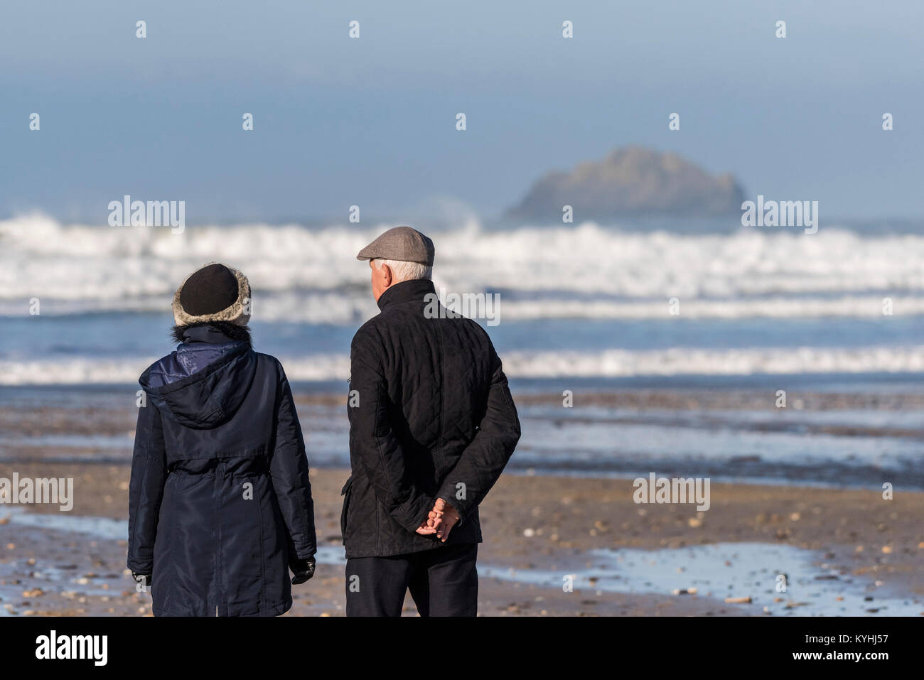 Due persone giovane in piedi su una spiaggia godendosi la vista. Foto Stock