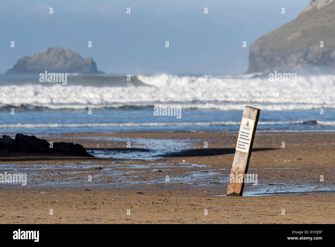 Parcheggio auto segno - un auto in legno simbolo di parcheggio sulla spiaggia di Polzeath sulla North Cornwall Coast. Foto Stock