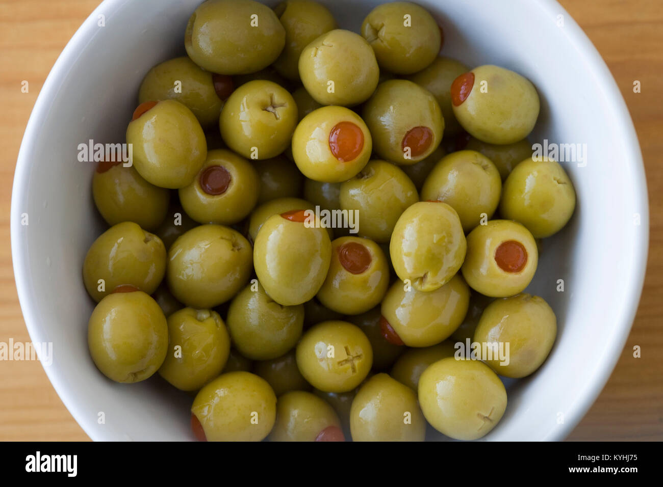 Pimento olive verdi ripiene in una ciotola bianco Foto Stock