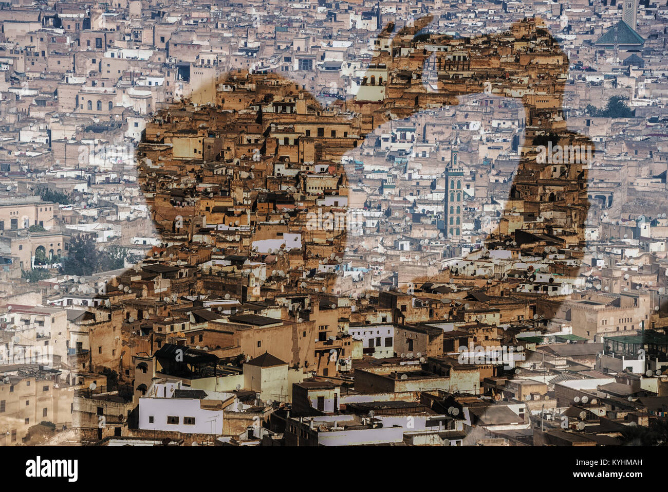 Silhouette di un mobile fotografo che fotografa la città vecchia (a) medina di Fes in Marocco. La doppia esposizione dell'immagine. Foto Stock