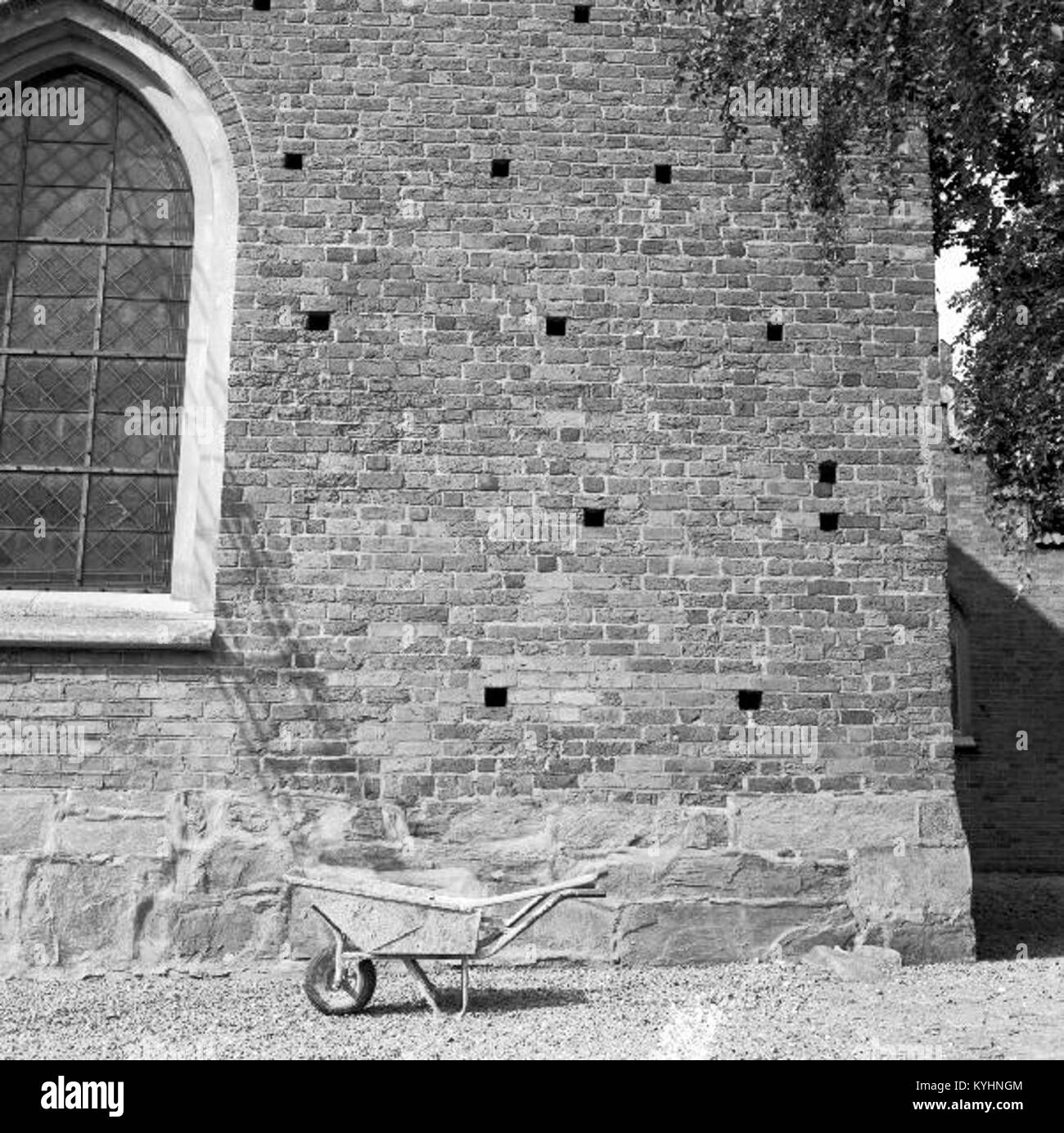 La chiesa di Sankt Nicolai a Sölvesborg, in Svezia, è una chiesa medievale in mattoni costruita alla fine del XIII secolo. La parte più antica è il coro, attaccato ad una struttura precedente. La navata fu aggiunta agli inizi del XIV secolo e la torre fu costruita alla fine del XIV secolo. La chiesa presenta archi gotici, un timpano rinascimentale del 1649 e dipinti murali dei primi anni del XV secolo raffiguranti scene bibliche. Ospita anche una pala d'altare del 1620 e un pulpito. Foto Stock