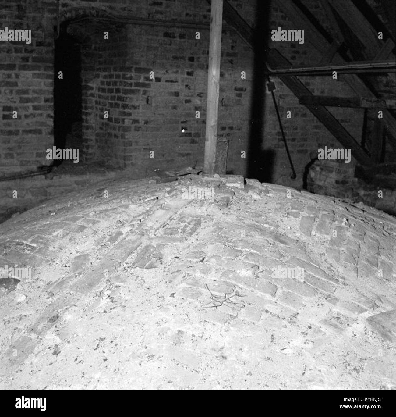 La chiesa di Sankt Nicolai a Sölvesborg, in Svezia, è una chiesa medievale in mattoni costruita alla fine del XIII secolo. La parte più antica è il coro, attaccato ad una struttura precedente. La navata fu aggiunta agli inizi del XIV secolo e la torre fu costruita alla fine del XIV secolo. La chiesa presenta archi gotici, un timpano rinascimentale del 1649 e dipinti murali dei primi anni del XV secolo raffiguranti scene bibliche. Ospita anche una pala d'altare del 1620 e un pulpito. Foto Stock