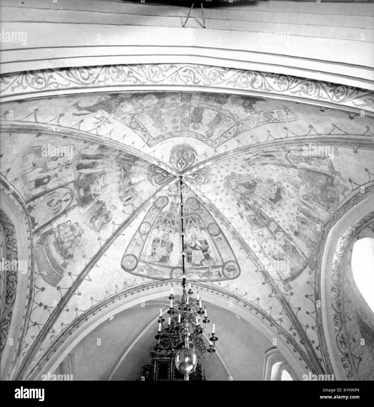 La chiesa di Sankt Nicolai a Sölvesborg, in Svezia, è una chiesa medievale in mattoni costruita alla fine del XIII secolo. La parte più antica è il coro, attaccato ad una struttura precedente. La navata fu aggiunta agli inizi del XIV secolo e la torre fu costruita alla fine del XIV secolo. La chiesa presenta archi gotici, un timpano rinascimentale del 1649 e dipinti murali dei primi anni del XV secolo raffiguranti scene bibliche. Ospita anche una pala d'altare del 1620 e un pulpito. Foto Stock