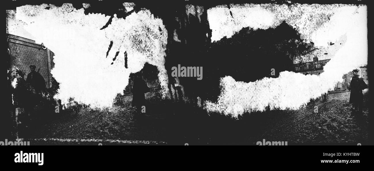 Questa immagine raffigura il passaggio dei goumiers a Saleux, in Francia, illustrando il movimento militare e le uniformi durante un periodo storico. La fotografia documenta le truppe in transito, evidenziando l'organizzazione militare e la posizione regionale. Foto Stock