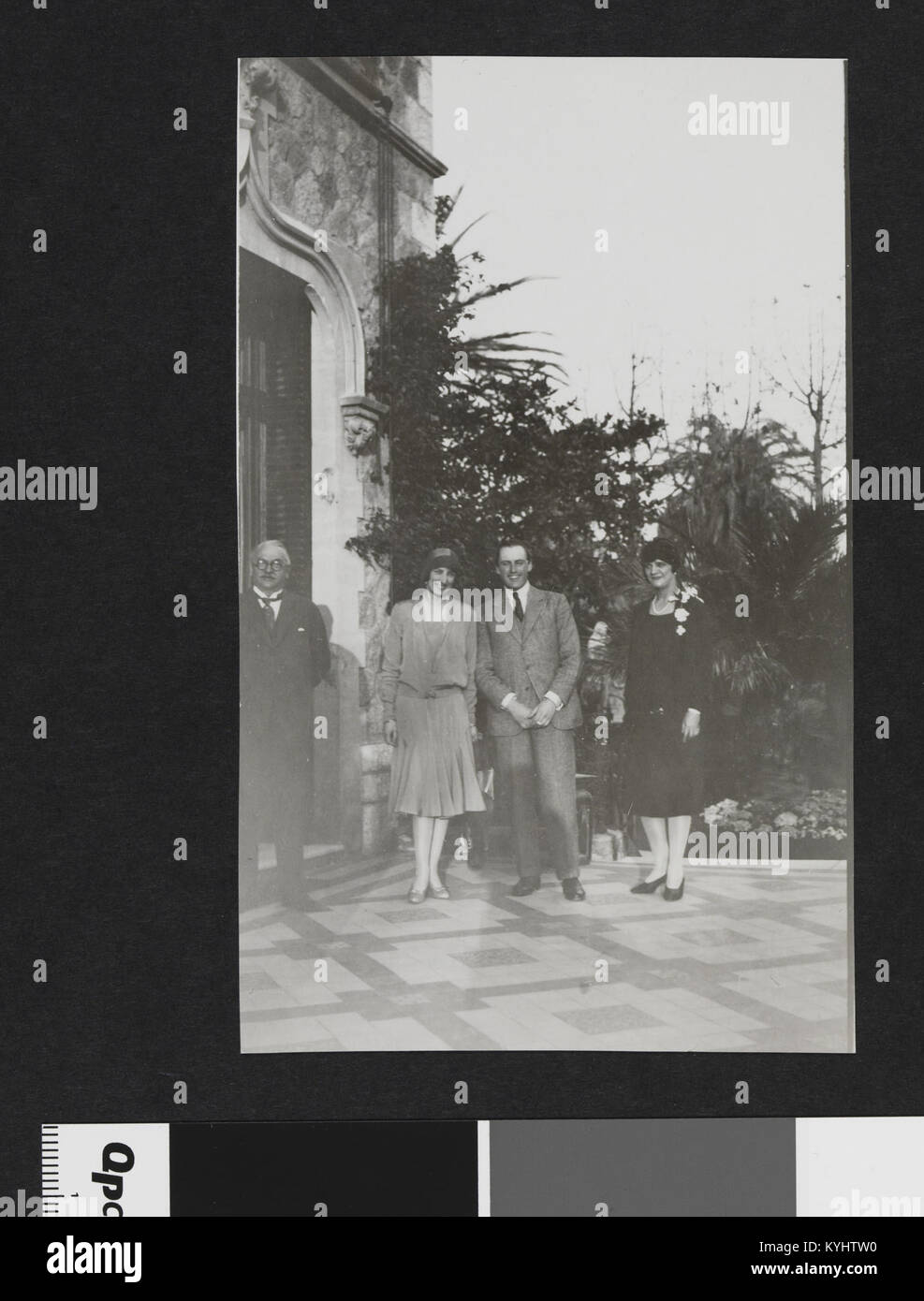 Questa fotografia di Cannes mostra Sam Eyde, Elly Eyde, la principessa ereditaria Märtha e il principe Olav, evidenziando figure norvegesi e legami reali in un ambiente europeo dei primi del XX secolo. Foto Stock