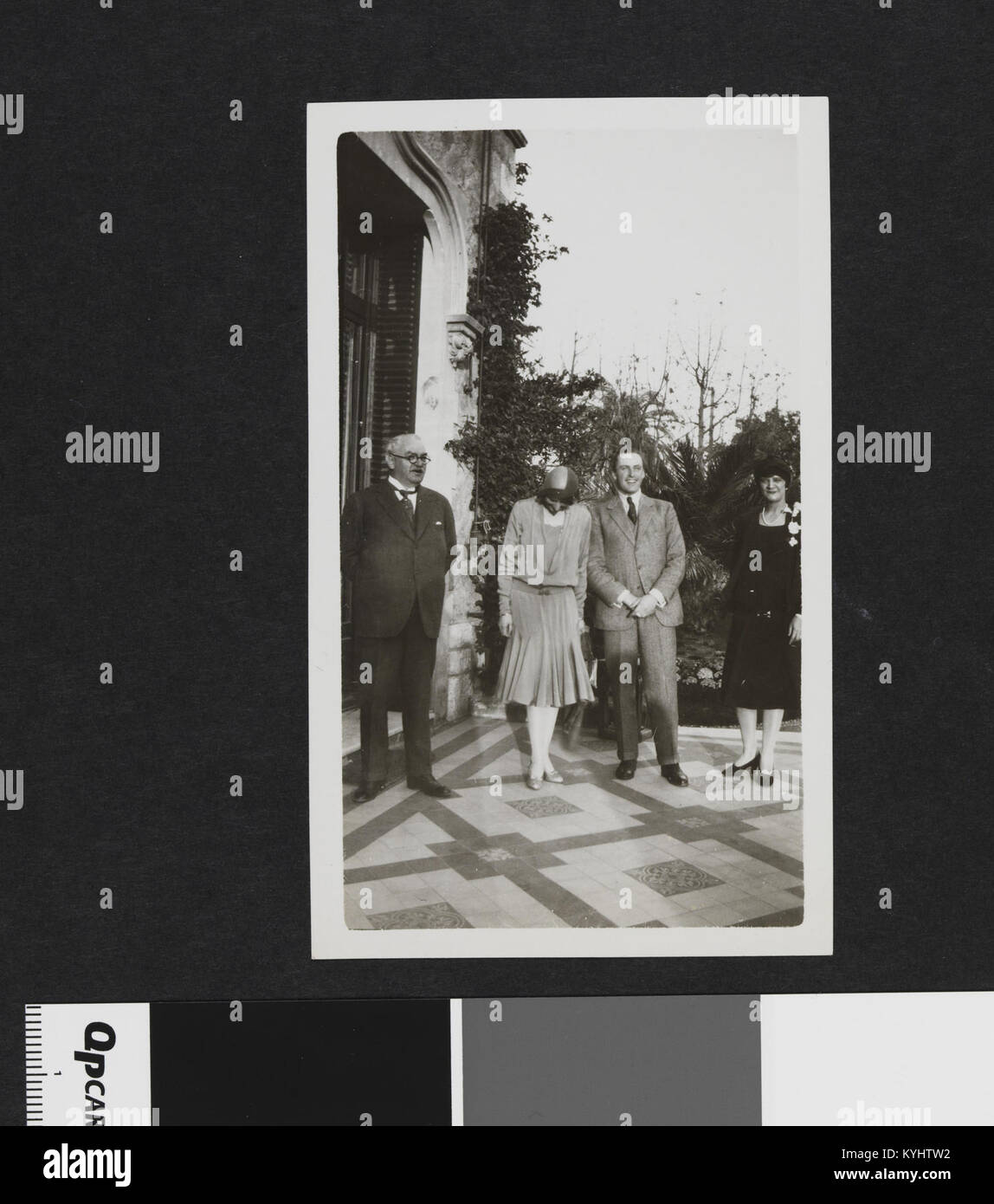 Questa fotografia storica mostra Sam Eyde, Elly Eyde, la principessa Märtha di Norvegia e il principe ereditario Olav a Cannes, che rappresentano figure importanti della storia norvegese e delle loro relazioni sociali. Foto Stock