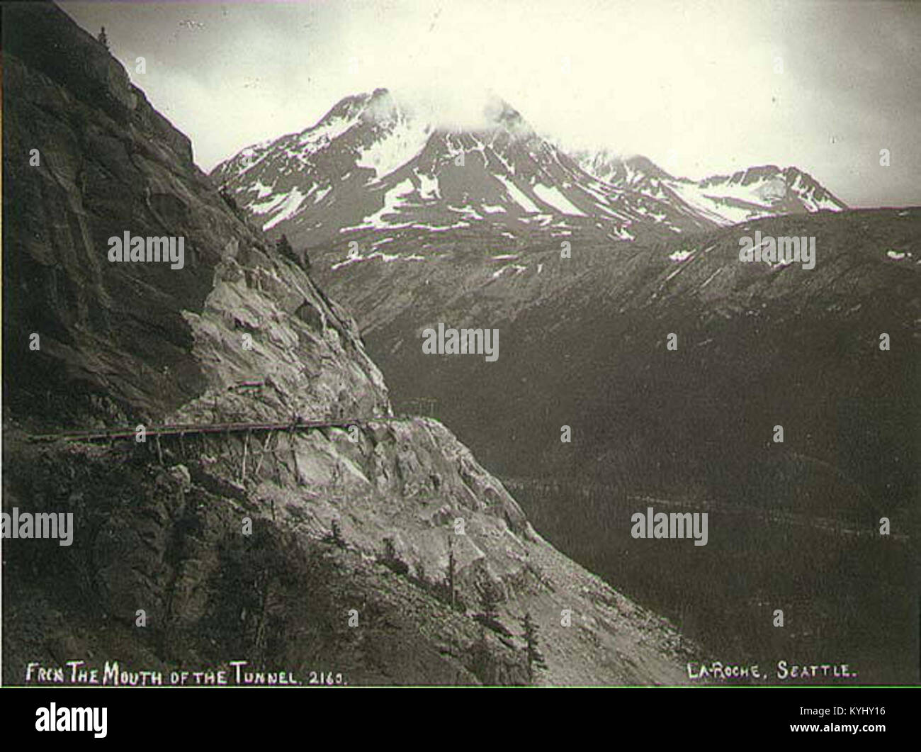 Di scena sul Pass bianco e Yukon rotta vicino Tunnel Mountain, Alaska, ca 1898 (LAROCHE 90) Foto Stock