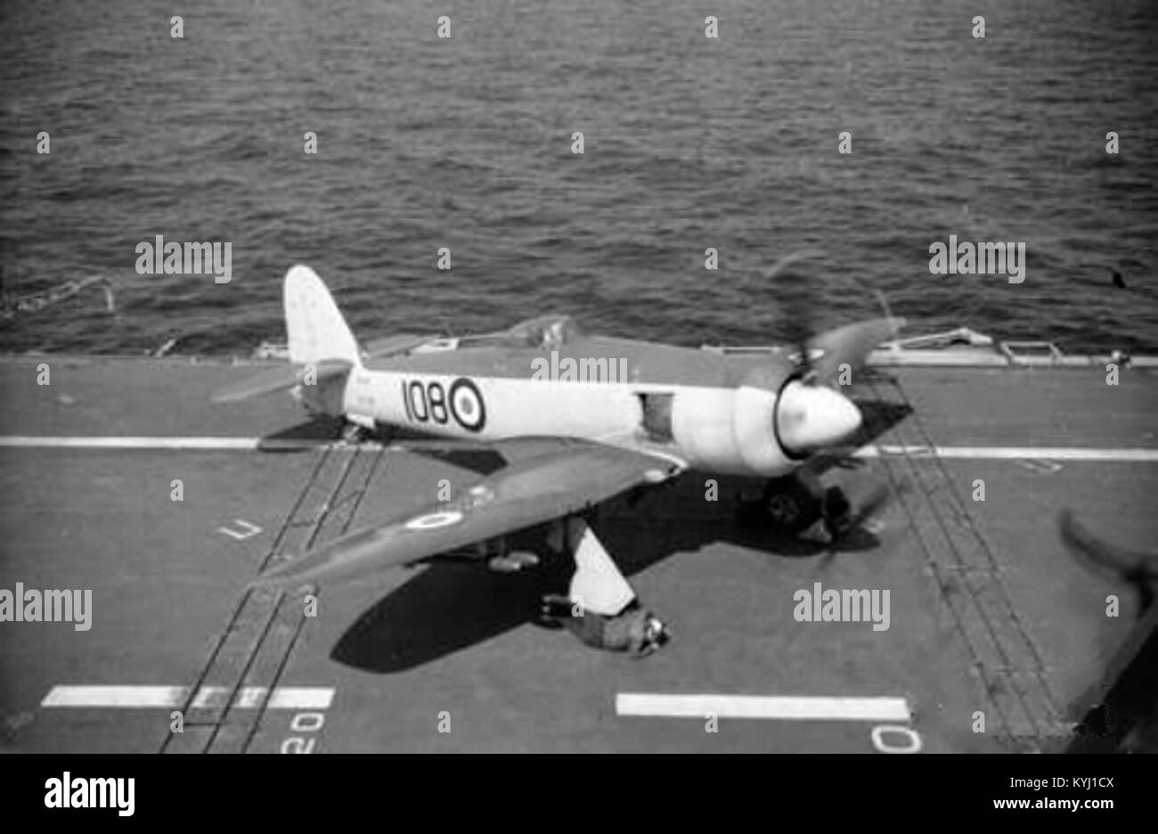 Il Sea Fury Aircraft del 805 Squadron a bordo dell'HMAS Sydney (R17) della Royal Australian Navy nel 1951. Questa foto dell'aviazione navale cattura l'abilità militare dell'epoca durante le operazioni post-seconda guerra mondiale. Foto Stock