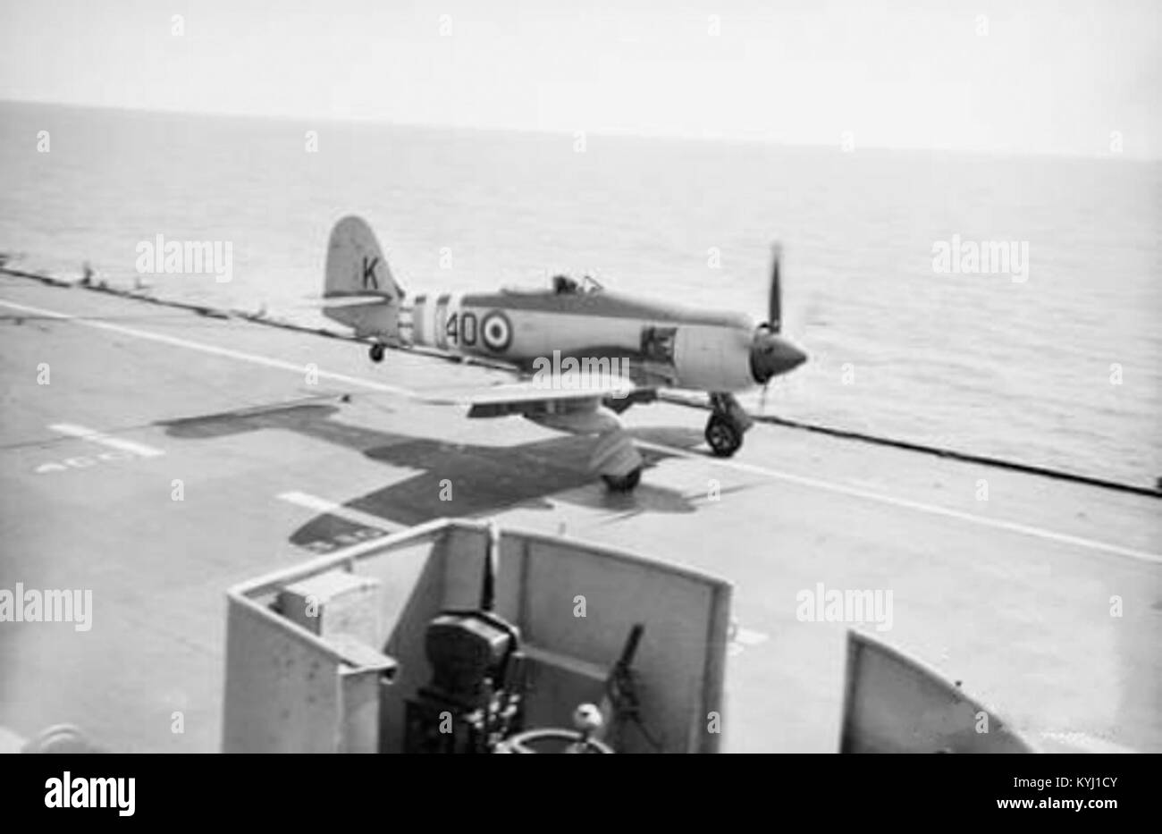 Un Hawker Sea Fury FB.11 del No. 808 Squadron CORSE a bordo dell'HMAS Sydney (R17) durante la guerra di Corea nel 1951. L'aeromobile viene mostrato dopo l'atterraggio sulla portaerei australiana. Foto Stock