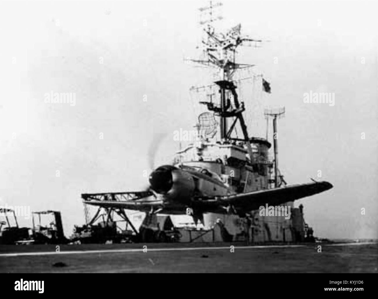 Mostra un velivolo da caccia Sea Fury che decolla da HMAS Sydney (R17), una portaerei della Royal Navy australiana. L'immagine mette in evidenza l'aviazione navale e le operazioni militari post-seconda guerra mondiale. Foto Stock