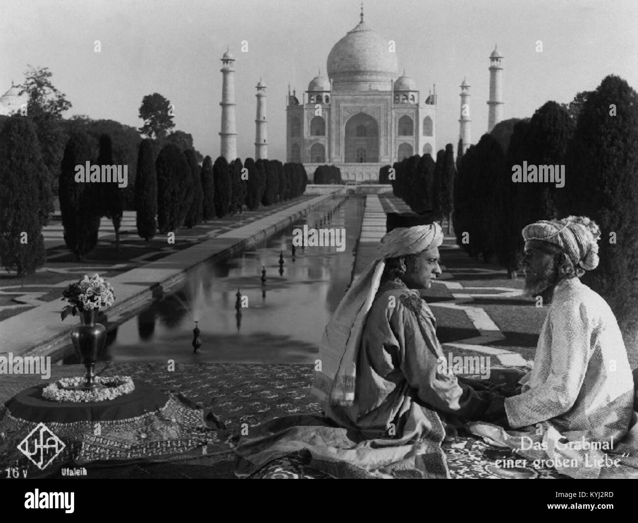 Questo 1928 ancora tratto dal film 'Shiraz' raffigura una scena ambientata nell'India storica, che riflette la rappresentazione cinematografica dell'architettura e del costume d'epoca. Foto Stock