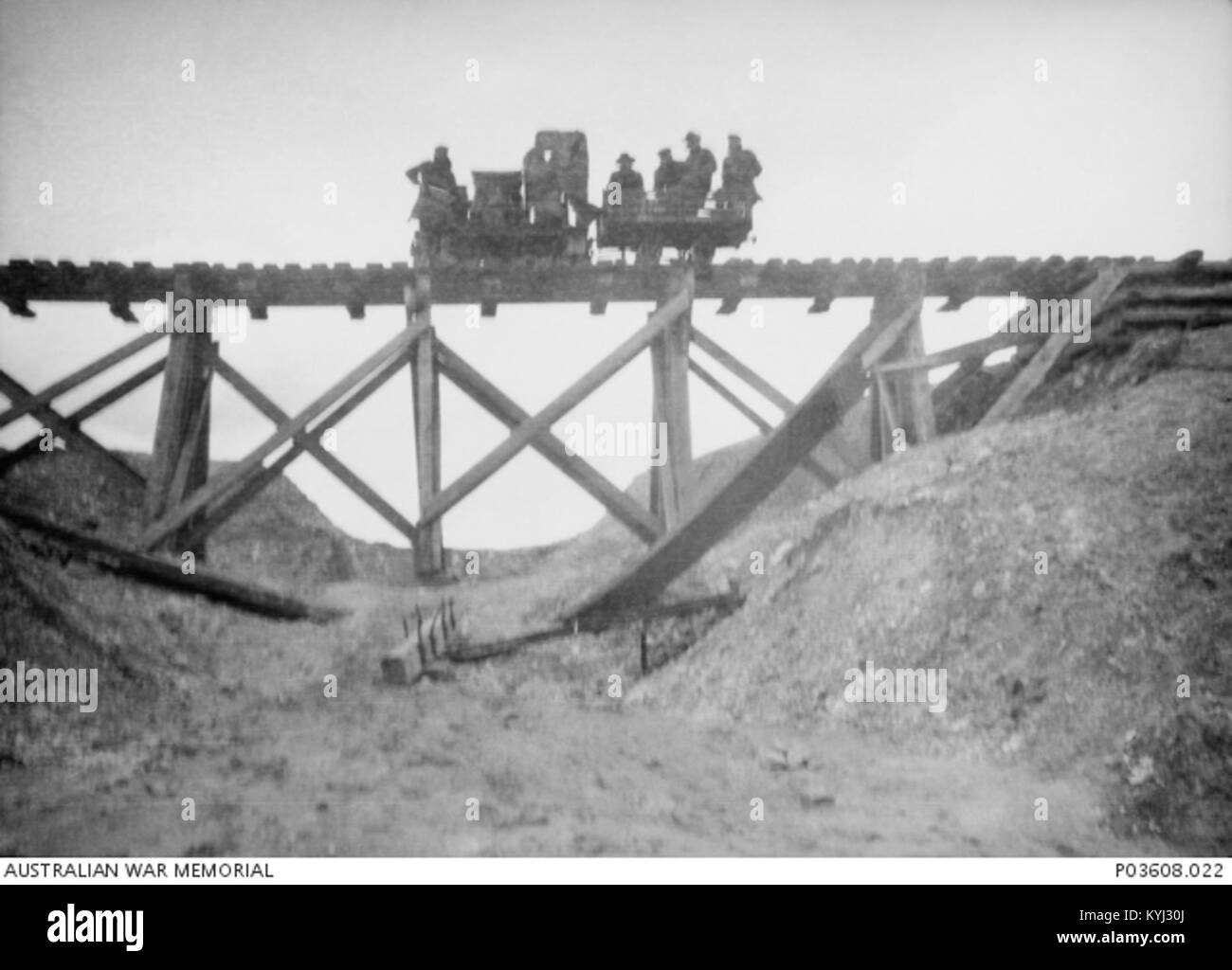 Simplex, 20 hp a scartamento ridotto locomotore trattore tirando gli australiani al di sopra di un traliccio a ponte Tincourt Foto Stock