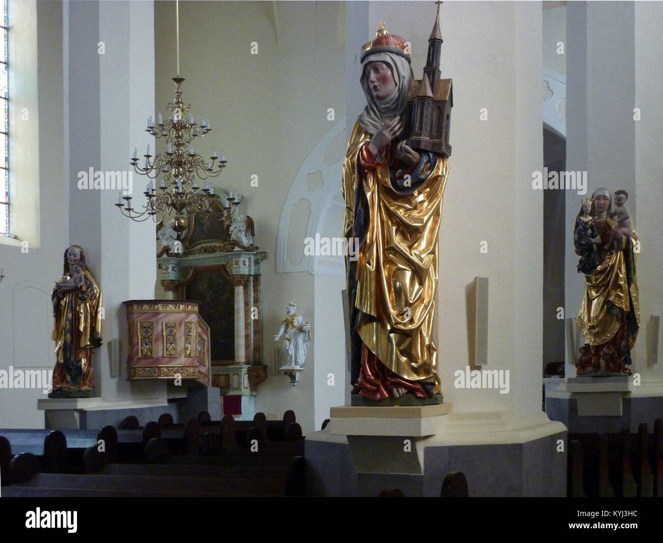 All'interno della chiesa di Sant'Anna a Sobótka, in Polonia, sono presenti le statue della Madonna con bambino, di Sant'Edvige e di Sant'Anna il giovane. Foto Stock