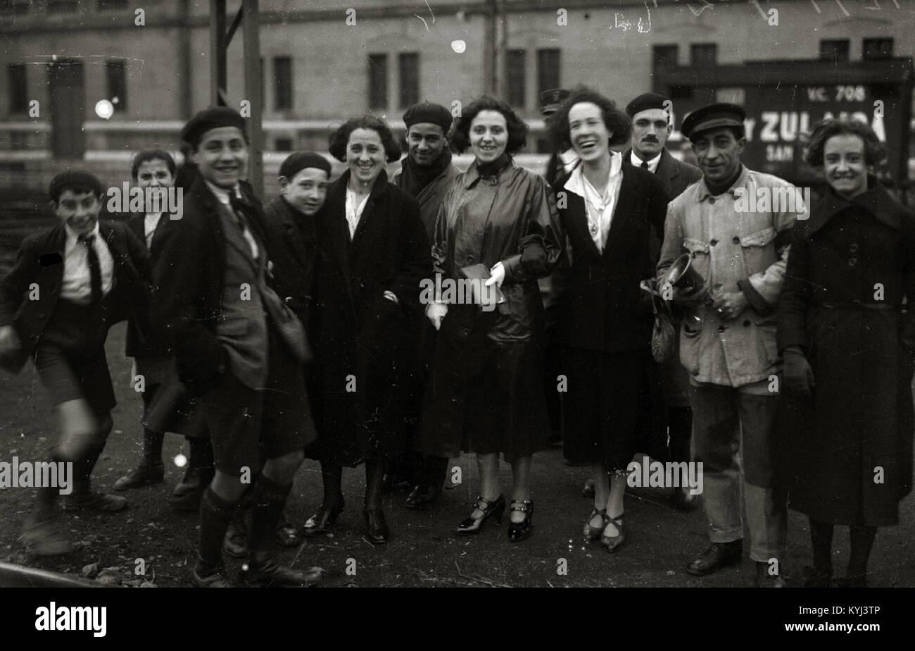 Questa fotografia mostra i soldati che si imbarcano sui treni a Estación del Norte, preparandosi per il dispiegamento in Africa durante le campagne militari coloniali Foto Stock