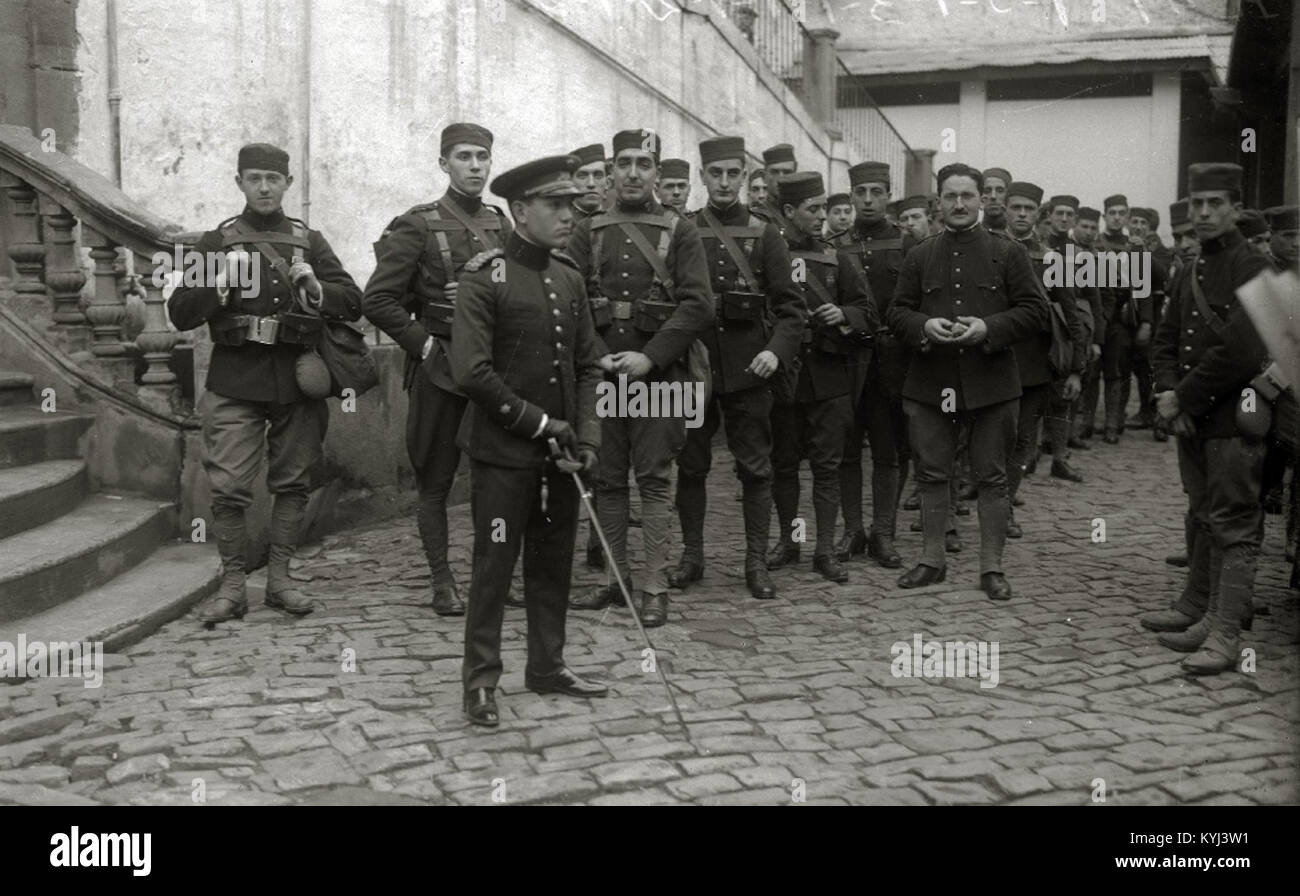 Questa immagine mostra i soldati spagnoli che salgono a bordo dei treni a Estación del Norte per le campagne africane, illustrando l'attività militare coloniale dei primi anni del XX secolo Foto Stock