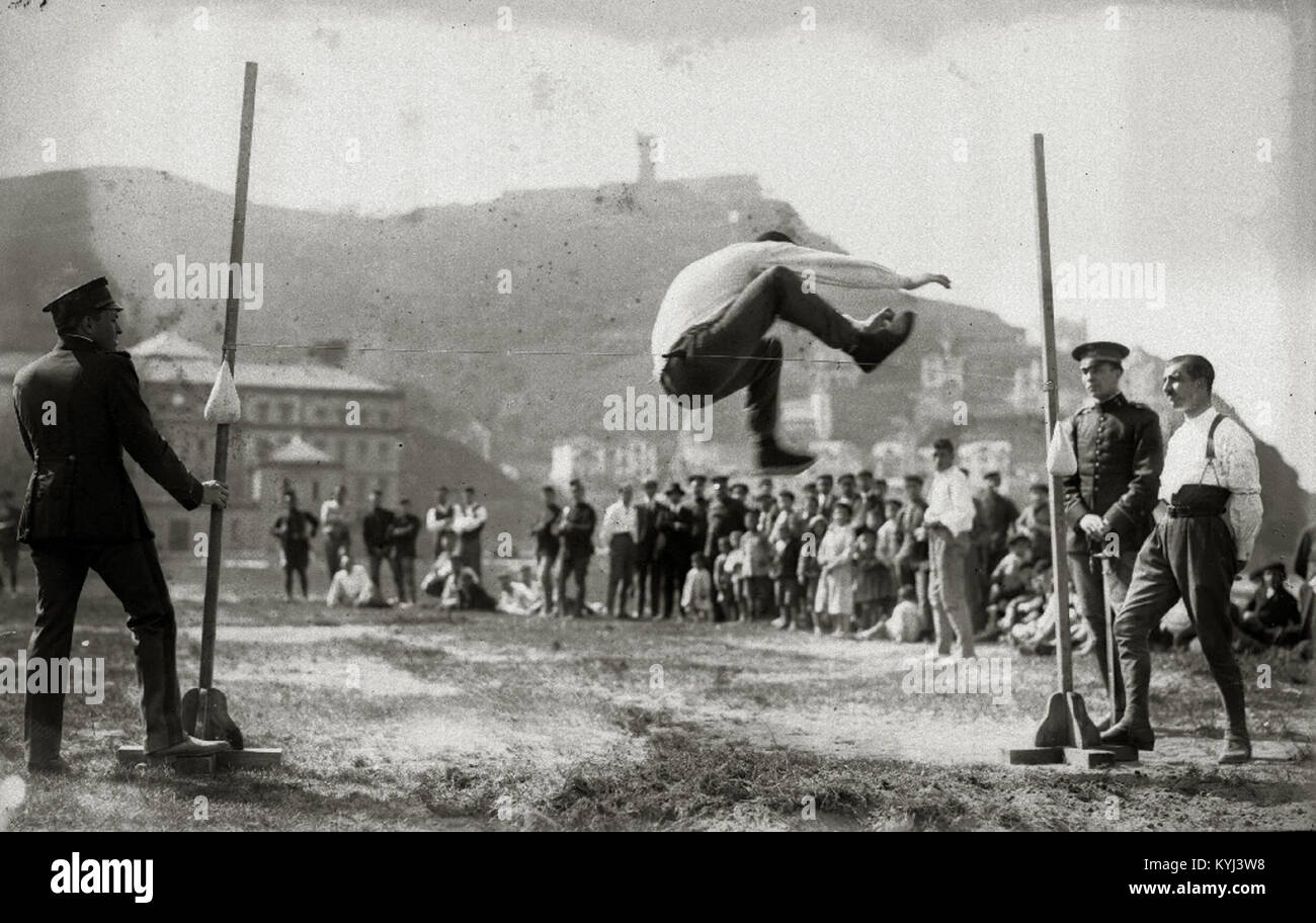 Fotografia di soldati che eseguono vari esercizi sportivi sulla spiaggia di Ondarreta, mostrando l'allenamento militare, la forma fisica e l'attività di gruppo. Foto Stock