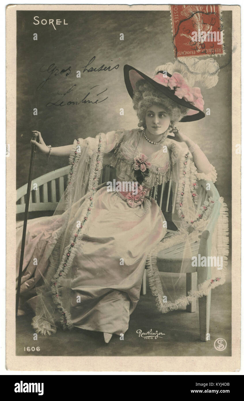 Questa fotografia del 1606 di Reutlinger raffigura Cécile Sorel, che documenta l'attrice francese e il suo significato storico nel teatro e nelle arti dello spettacolo Foto Stock