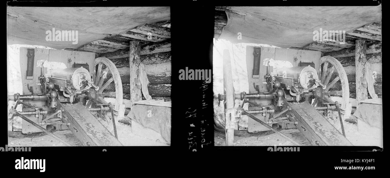 Questa fotografia del 14 aprile 1916 scattata a Souain durante la prima guerra mondiale mostra un deposito di cannoni da campo francesi da 75 mm nella rete di trincee del fronte occidentale. Foto Stock