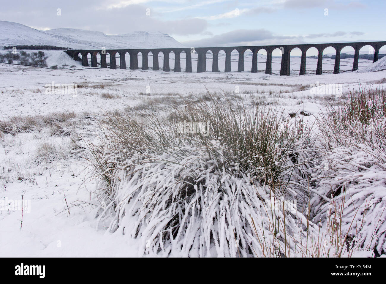 Una coperta di neve viadotto Ribblehead su Blea Moor, una remota parte di assestarsi alla stazione ferroviaria di Carlisle, Regno Unito. Foto Stock