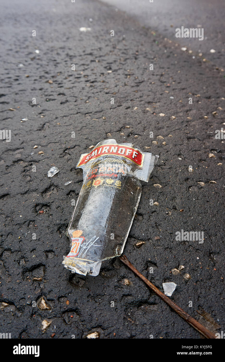 Rotture di bottiglia di Smirnoff vodka sul marciapiede. Foto Stock