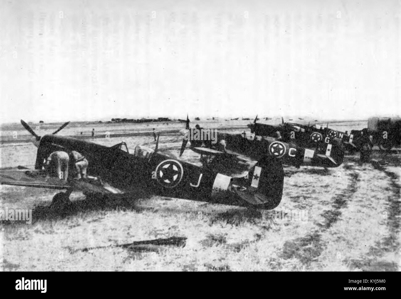 Questa immagine storica cattura il primo squadrone di caccia (Prve lovske eskadrilje) presso l'aeroporto di Canne nell'Italia meridionale. Mostra i primi sforzi dell'aviazione durante il periodo, con un'enfasi sulle forze aeree militari. Foto Stock