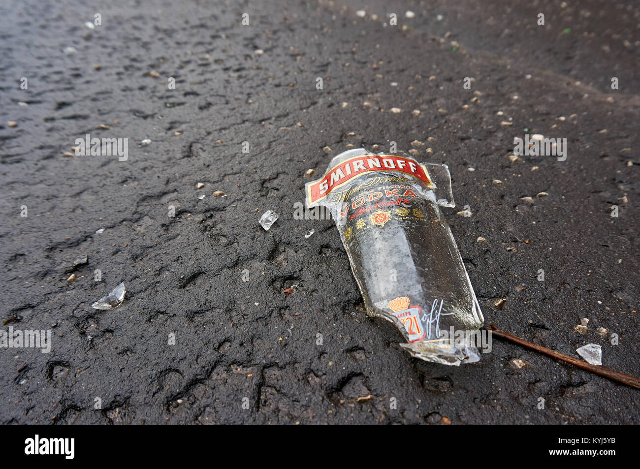 Rotture di bottiglia di Smirnoff vodka sul marciapiede. Foto Stock