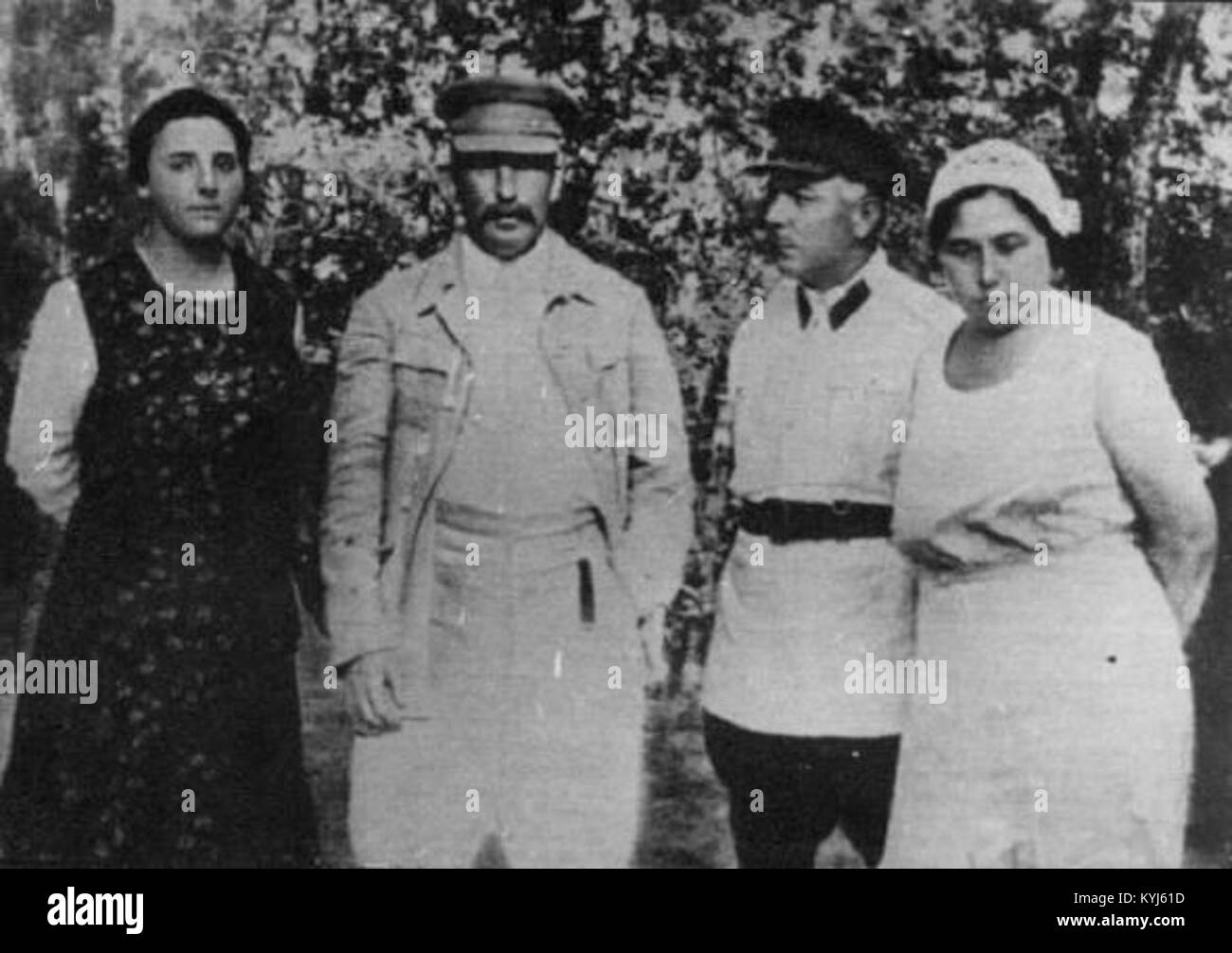Ritratto che mostra Joseph Stalin con Nadezhda Allilueva, Kliment Voroshilov e la sua moglie Ekaterina, catturando figure politiche sovietiche in un contesto storico. Foto Stock
