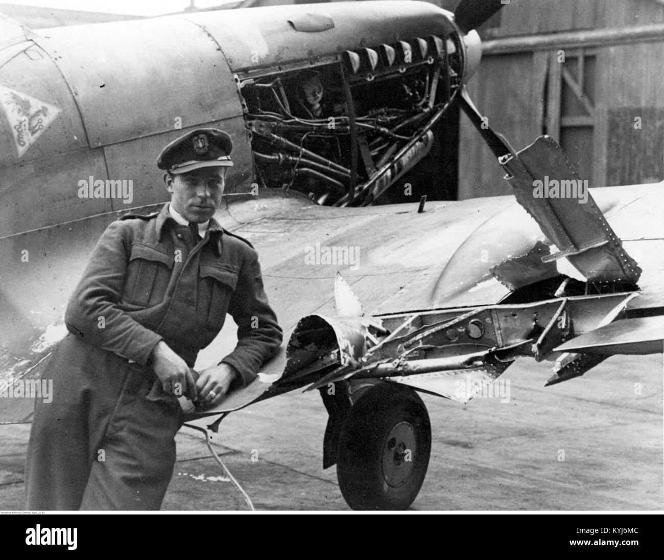 Questa immagine mostra Stanislaw Blok accanto a uno Spitfire del 315 Squadron. Lo Spitfire fu una parte cruciale della storia dell'aviazione della seconda guerra mondiale, utilizzato principalmente dalla Royal Air Force. Foto Stock