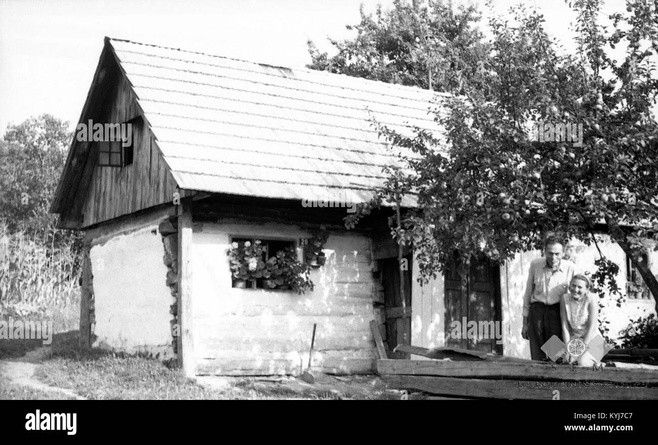Casa residenziale convertita da un tempio a Gornji Lakenc, 1951, che mostra esterno, tetto e adattamento architettonico. Foto Stock