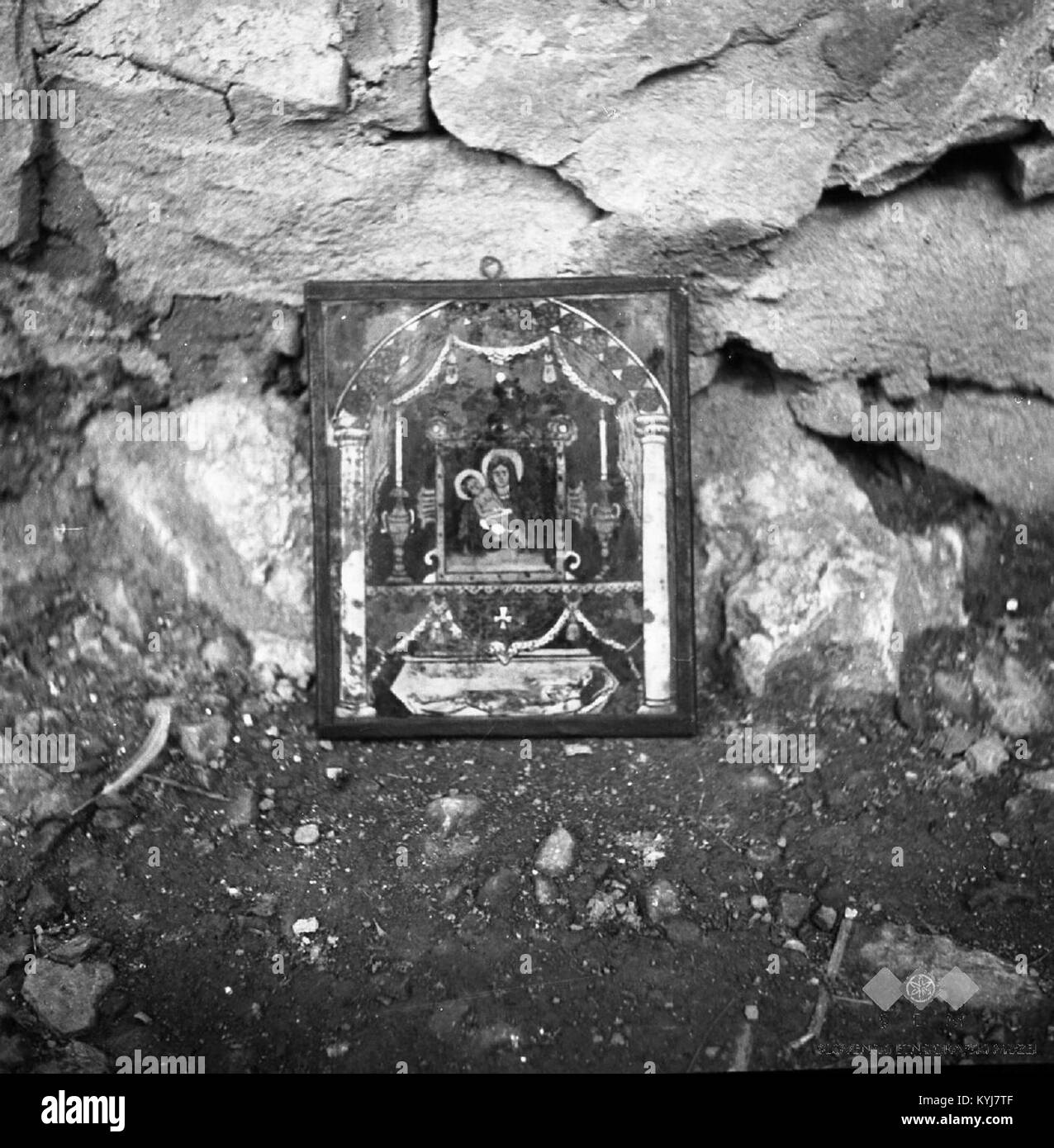 Questa fotografia di 1955 lastre di vetro presenta una composizione artistica con uno sfondo scuro, che riflette lo stile fotografico e la cultura visiva della metà del XX secolo in Slovenia. Foto Stock