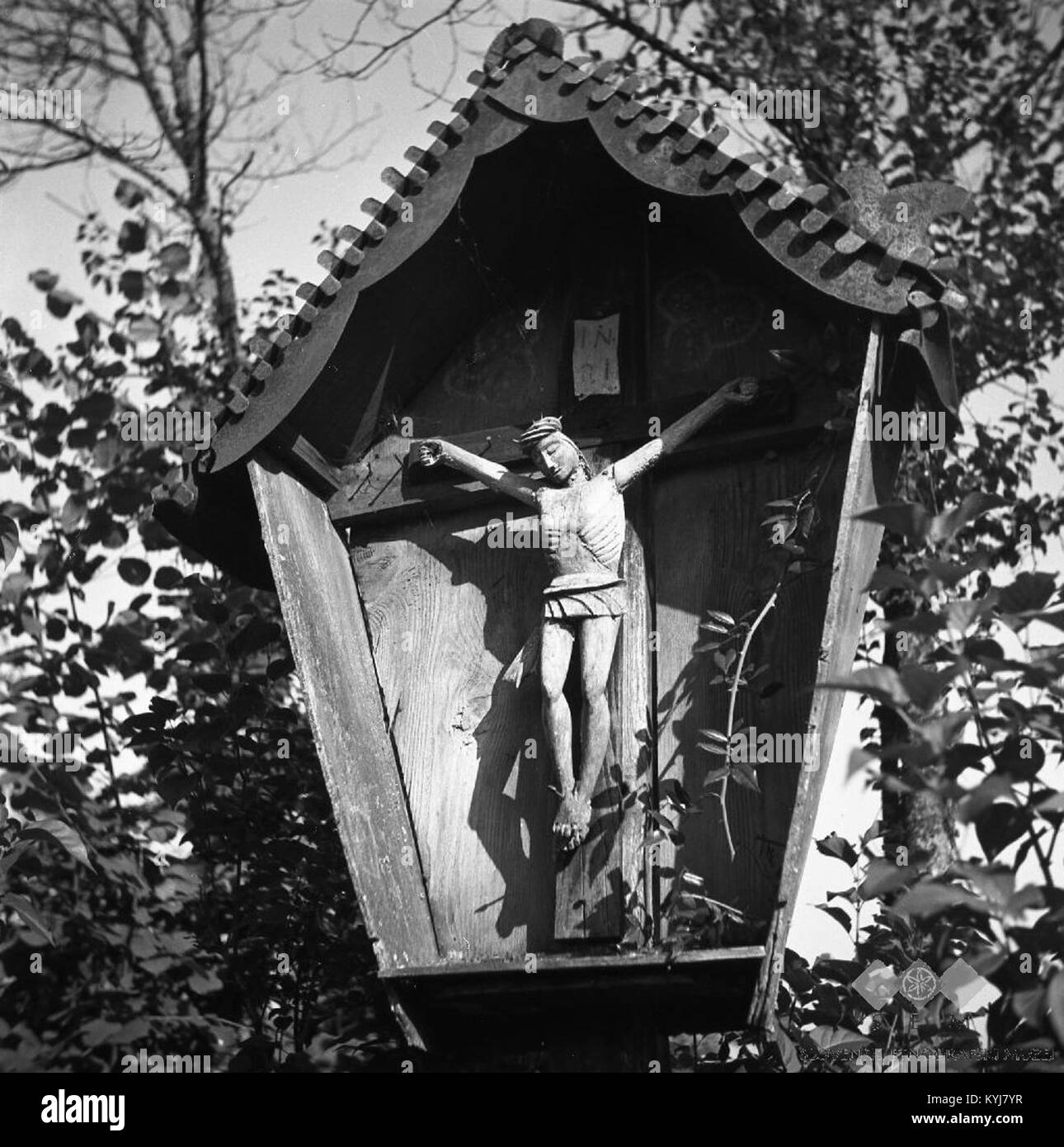 Staro znamenje 'Križani', baje iz turških časov (tu si je Turek zlomil nogo odhodu pri),Kokovači pri, Jablance 1956 Foto Stock
