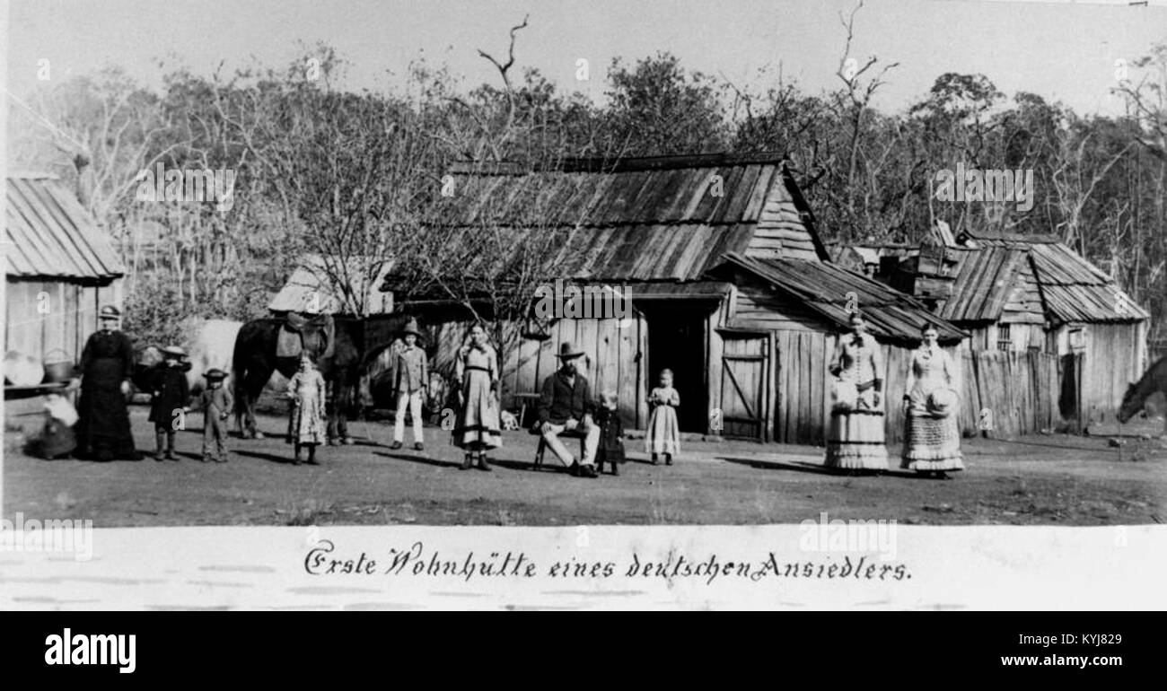 Una fotografia storica che mostra la prima dimora di un colono tedesco a Rosewood, nel Queensland, intorno al 1880. La struttura riflette i primi modelli di insediamento degli immigrati tedeschi in Australia durante la fine del XIX secolo. Foto Stock