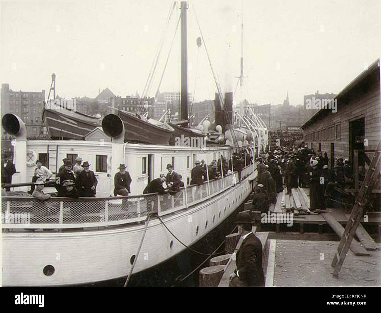 La nave a vapore OREGON è mostrata al molo vicino a Spring Street, Seattle, Washington, intorno al 1900, illustrando il trasporto marittimo all'inizio del XX secolo, la progettazione delle navi e le infrastrutture portuali. Foto Stock