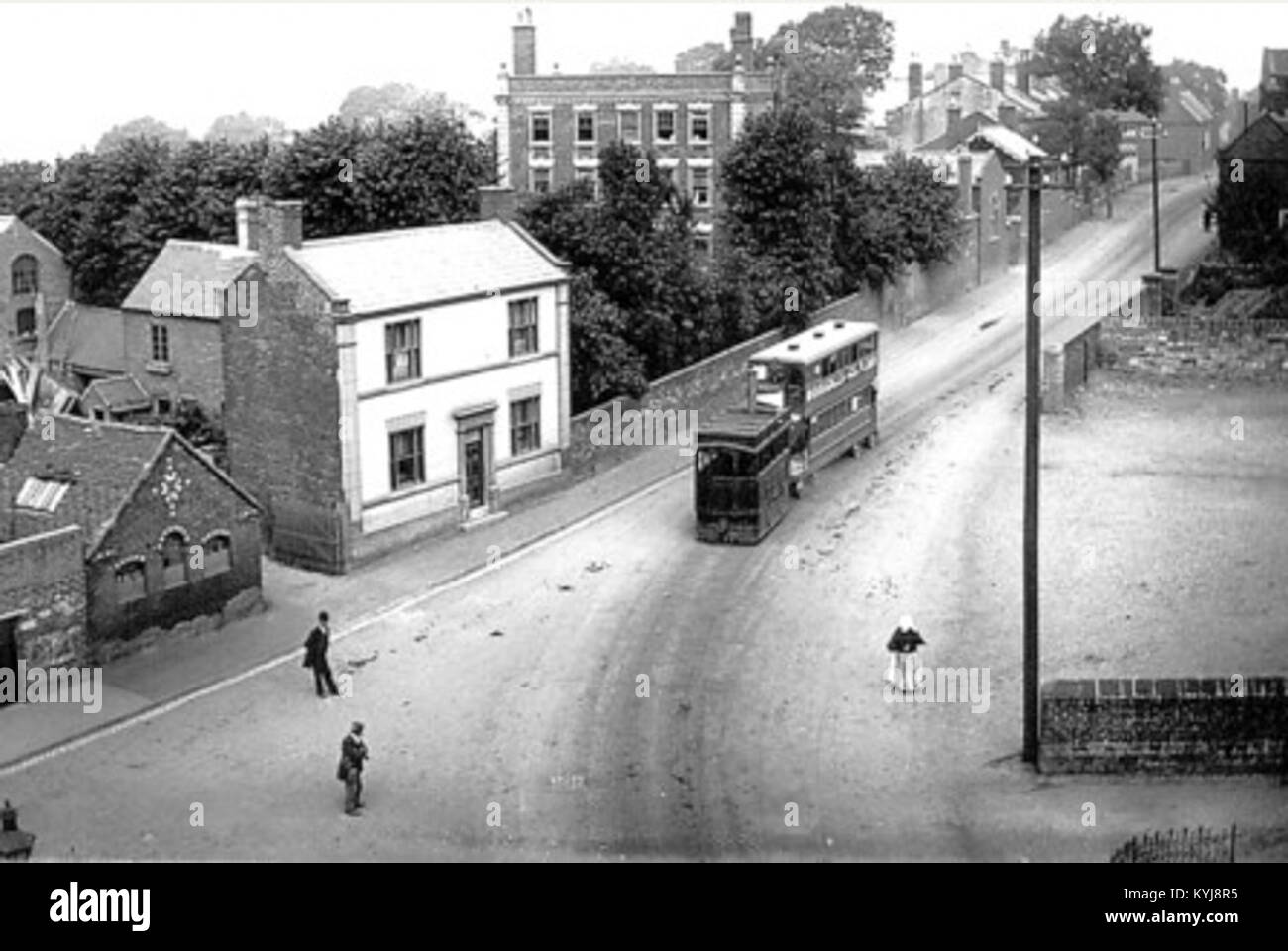 Fotografia di un tram a vapore a Sedgley, che mostra la macchina del tram, i binari, la strada circostante e il trasporto urbano storico prima del 24 agosto 1901. Foto Stock