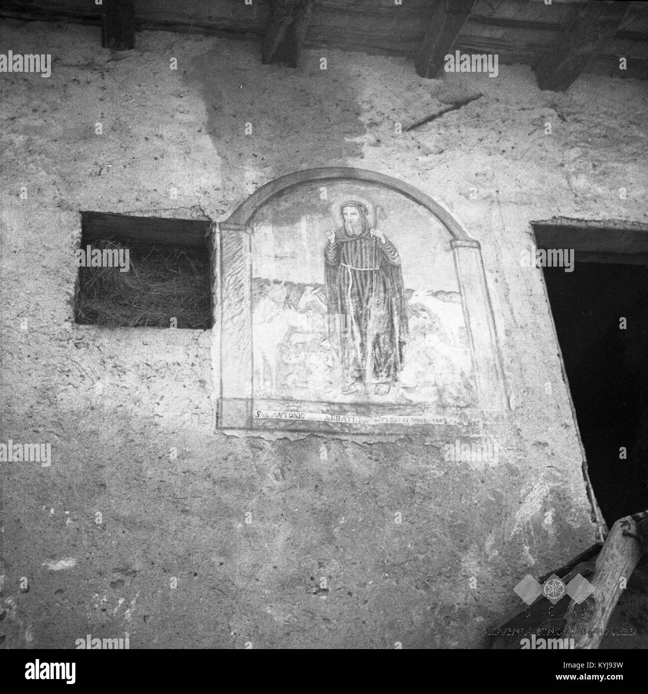 Un affresco dipinto su un soffitto raffigurante Sant'Antonio Abate con un'iscrizione datata 17 settembre 1903, situato a Breg, che illustra l'arte religiosa e le pratiche di devozione. Foto Stock