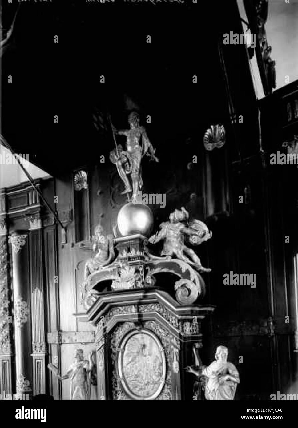 Questa fotografia mostra la Storkyrkan (chiesa di San Nicola) a Stoccolma, Svezia, evidenziando la sua architettura medievale, gli elementi gotici e l'importanza culturale come uno dei più antichi siti religiosi della Svezia Foto Stock