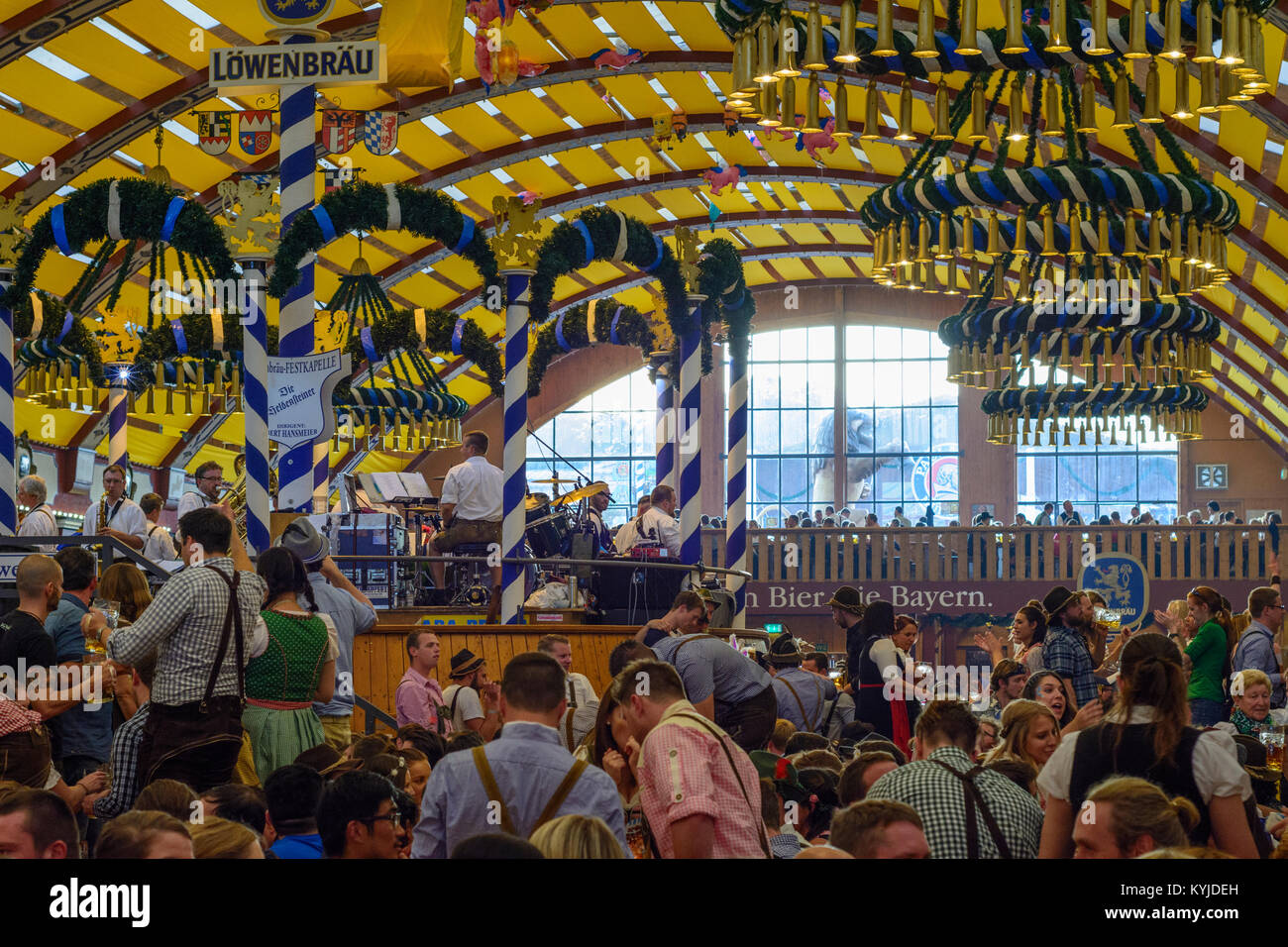 München Monaco di Baviera : festival della birra Oktoberfest: birra tenda del Löwenbräu, Oberbayern, Alta Baviera, Baviera, Baviera, Germania Foto Stock