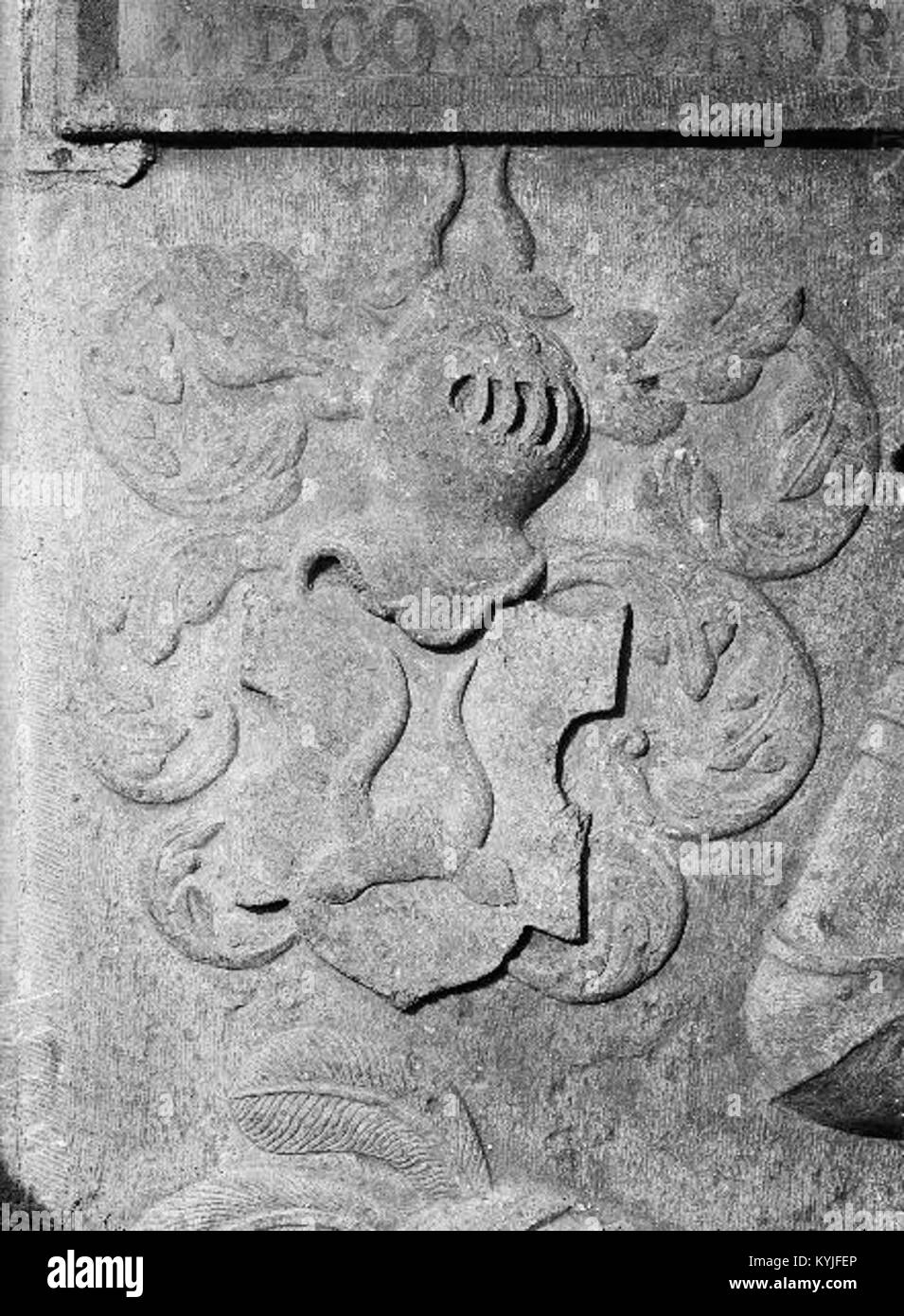 Un tram o un tram, comunemente utilizzato per il trasporto urbano, che rappresenta una tipica modalità di trasporto pubblico nelle città. Foto Stock