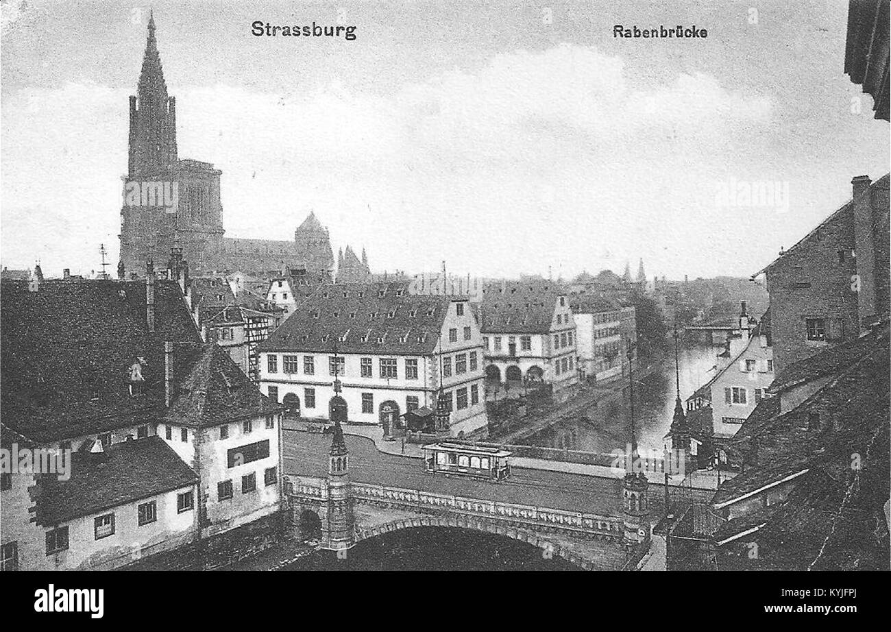 Vista storica del Rabenbrücke (Pont du Corbeau) a Strasburgo, Francia, che mostra il ponte e un vecchio passaggio del tram nel suo stato precedente. Foto Stock